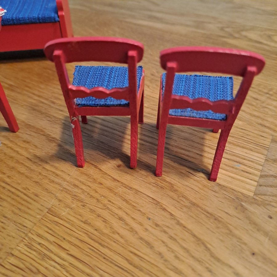 Lundby köksmöbler röd kökssoffa bord stolar och klocka Dockskåp dockhus retro