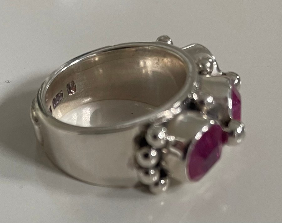 Kumkum ring i sterling silver 925 med lila stenar strl 172