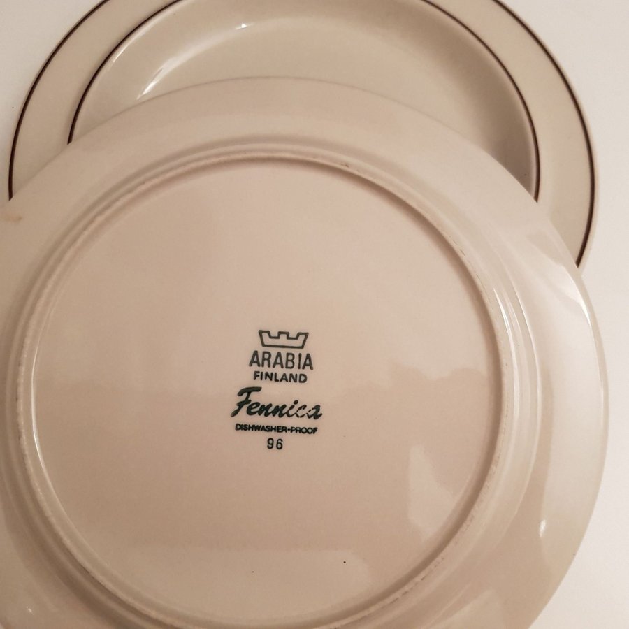 Arabia porslin Fennica assietter design Ulla Procopé - diskwasher proof