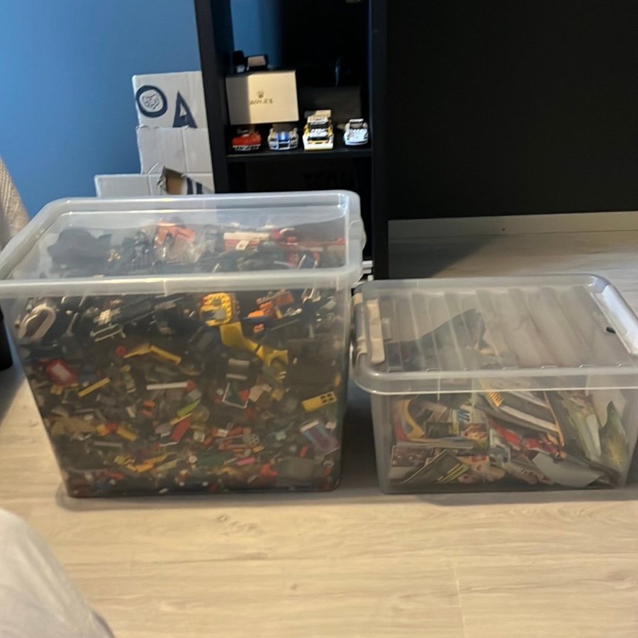 Lego-delar i två stora lådor
