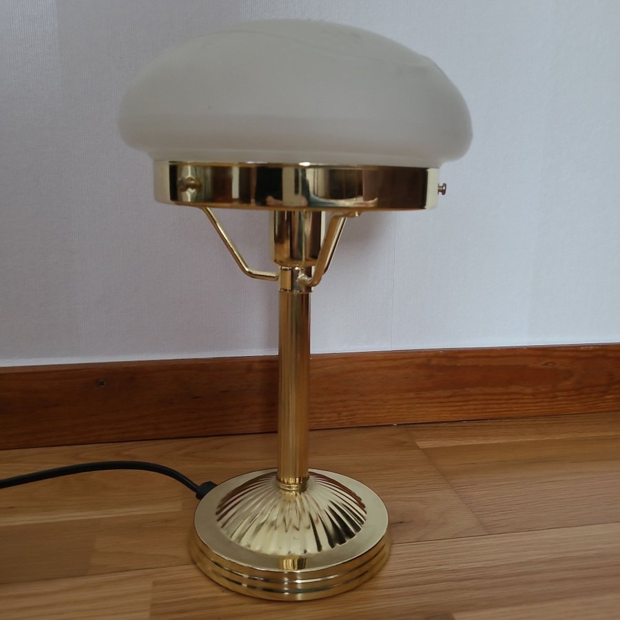 Superfin Cottex Strindbergs Bordslampa i Mässing  Frostat Glaskupa
