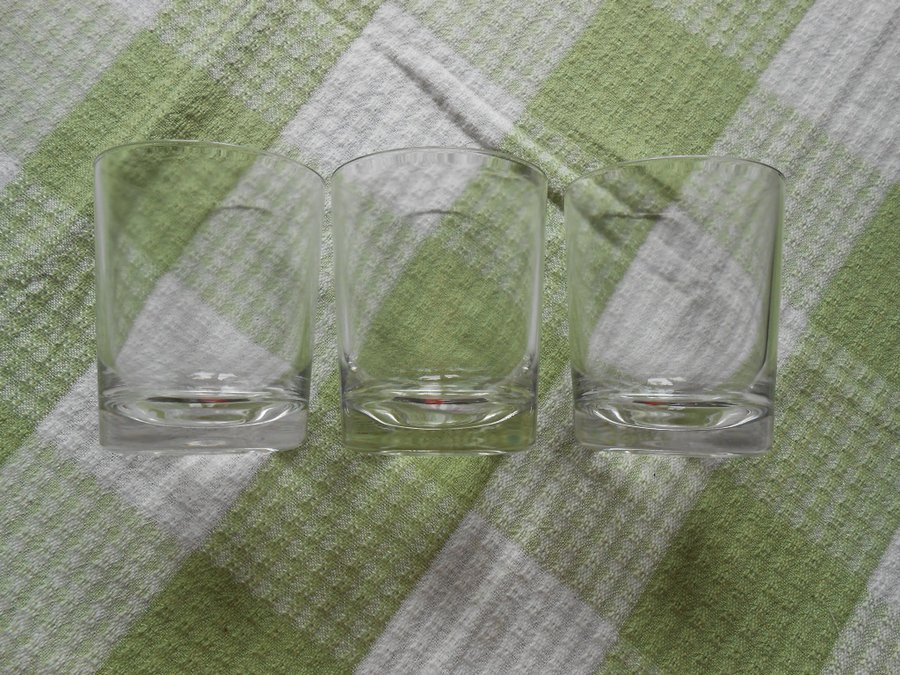 Karaff en karaff i pressglas och tre dricksglas