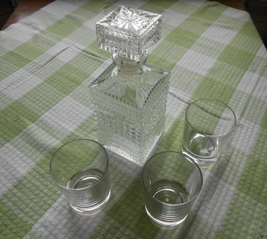 Karaff en karaff i pressglas och tre dricksglas