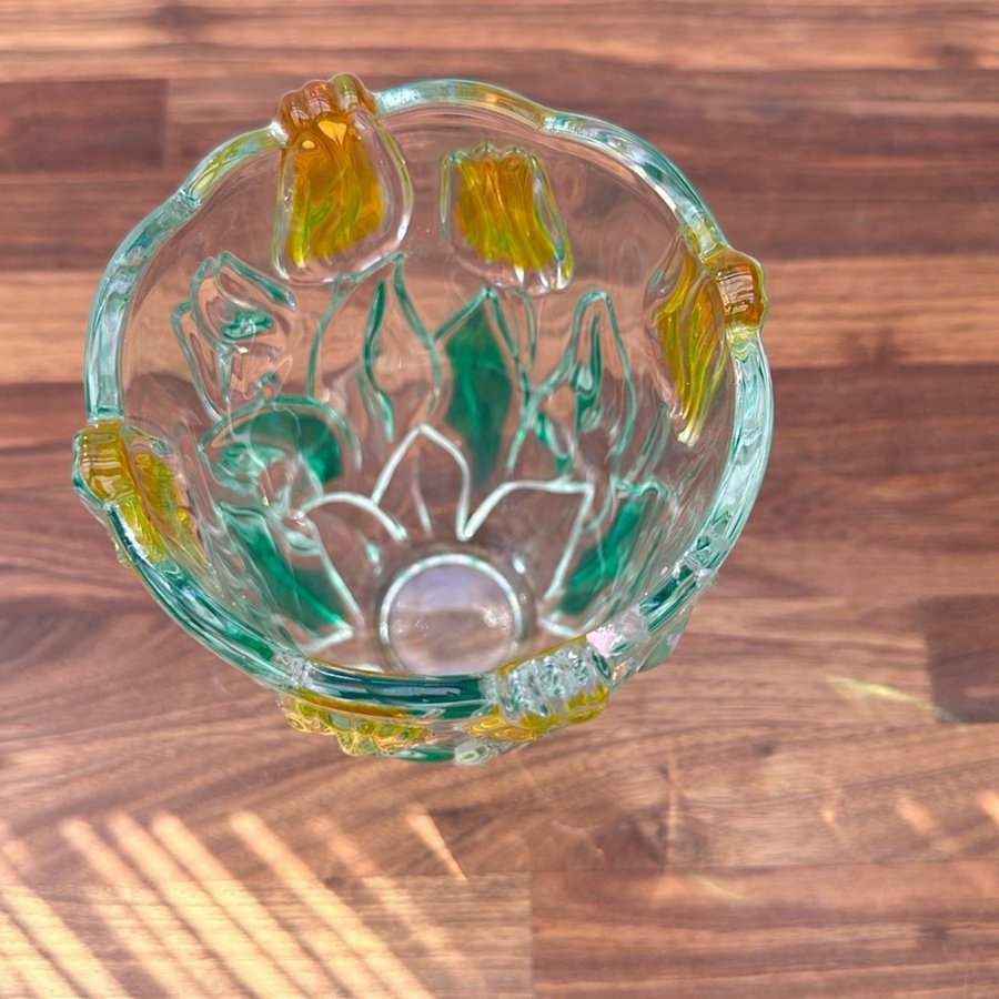 Väldigt fin vas i kristallglas med tulpanmönster