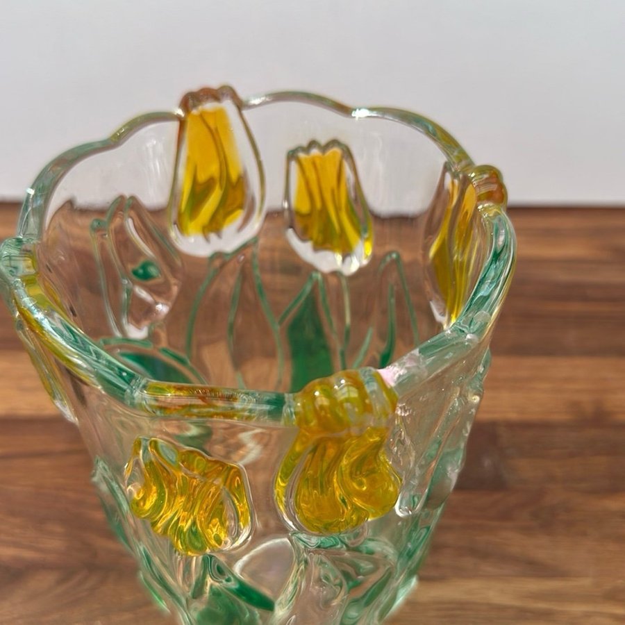 Väldigt fin vas i kristallglas med tulpanmönster