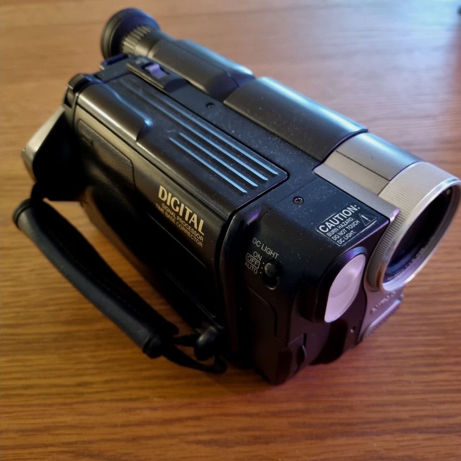 Vintage Analog Camcorder Hitachi VM-E578LE PAL Hi8 Video Camera