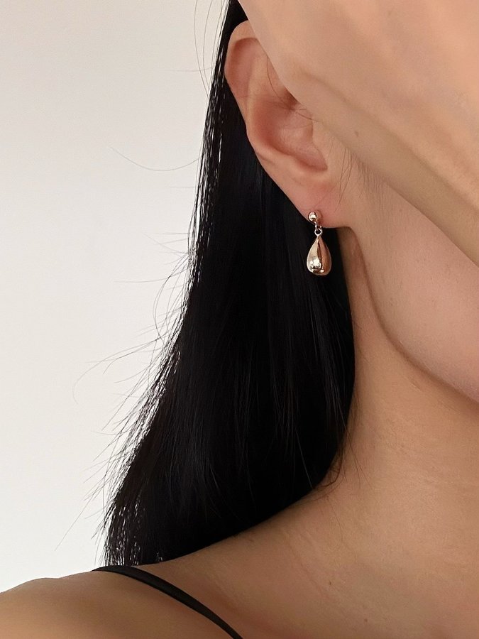 Guldfärgade Studs med droppformade hängen