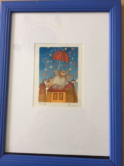 Signerad och numrerad liten tavla med björn på hustak och paraply