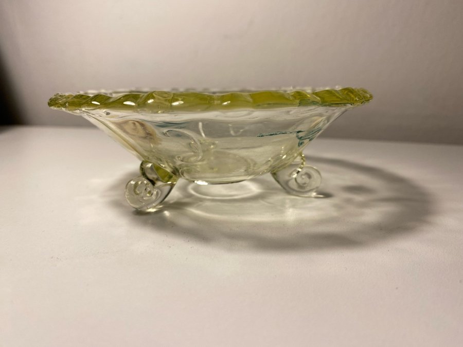 Liten skål på fötter - uranglas uran glas uranium glass - vintage antik