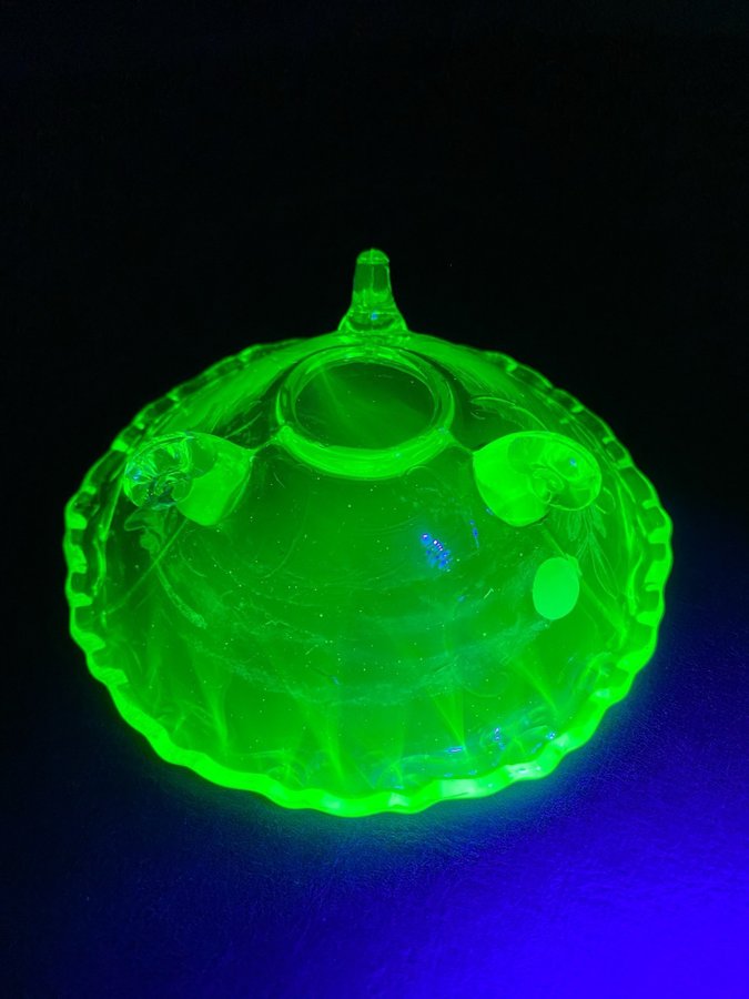 Liten skål på fötter - uranglas uran glas uranium glass - vintage antik