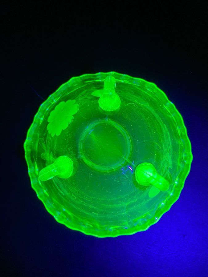 Liten skål på fötter - uranglas uran glas uranium glass - vintage antik