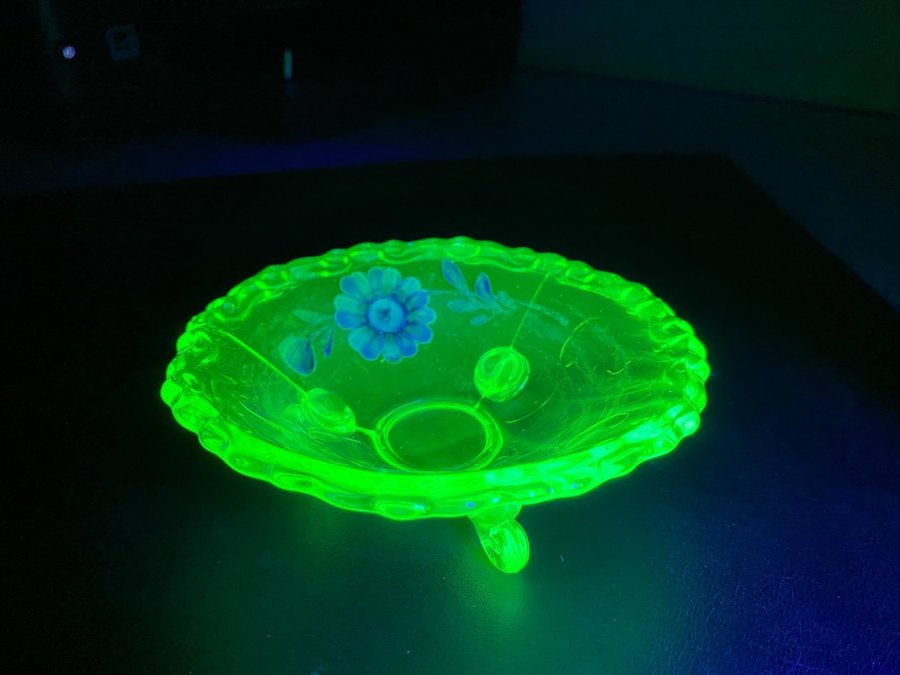 Liten skål på fötter - uranglas uran glas uranium glass - vintage antik