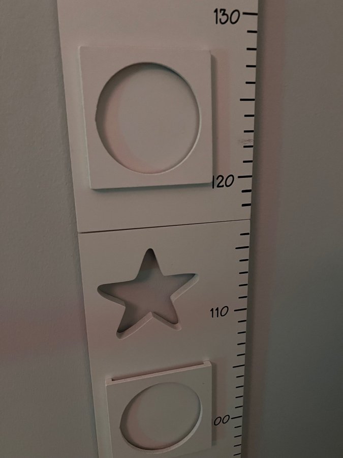 Kids Koncept Star - vit mätsticka i trä till barnrum - mät ditt barn + foto