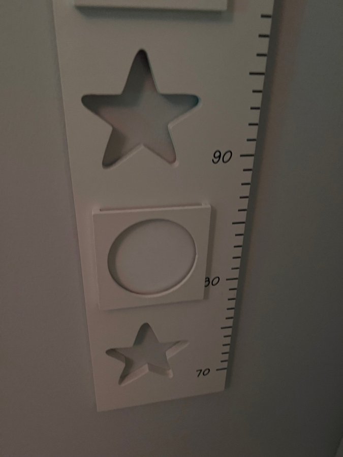 Kids Koncept Star - vit mätsticka i trä till barnrum - mät ditt barn + foto