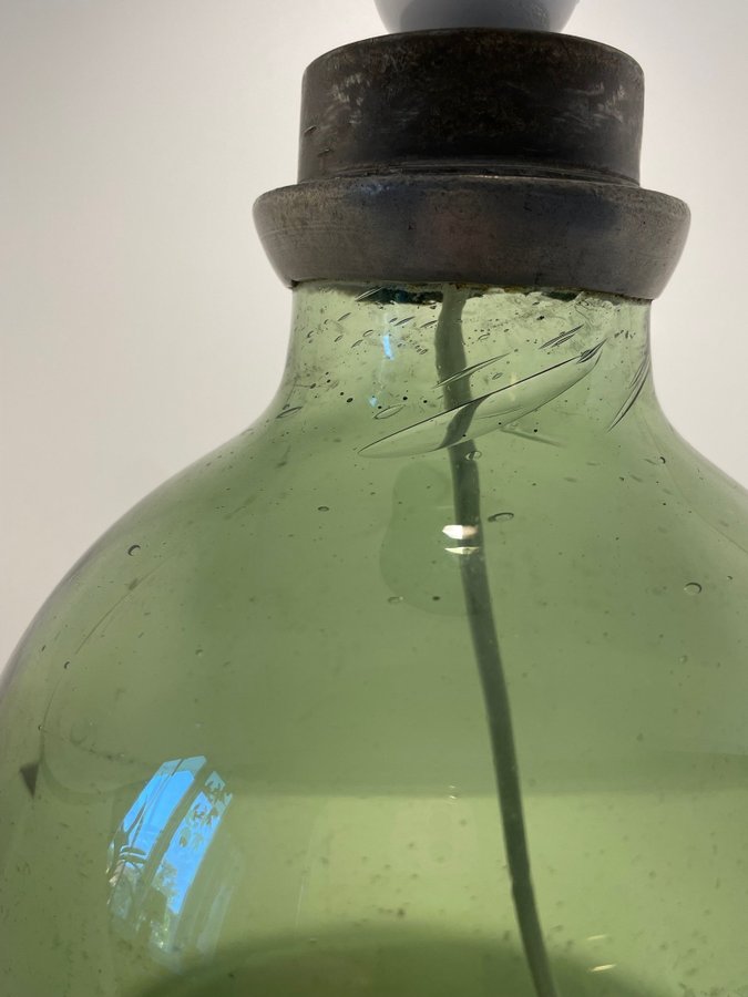 Flaska 1700/1800-tal omarbetad till lampa • Grönt glas •