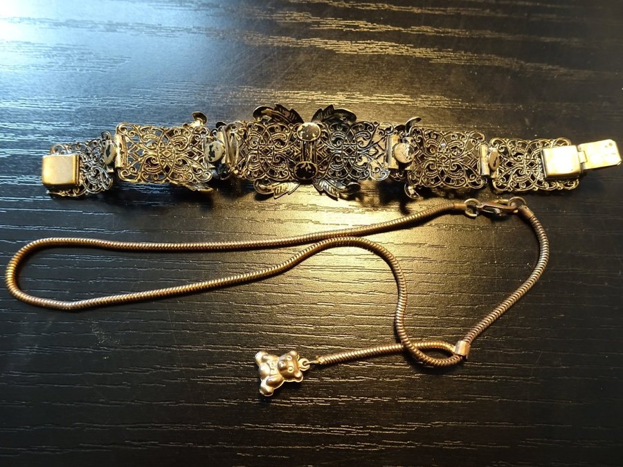 Ett armband i steampunk stil och ett halsband med nalle