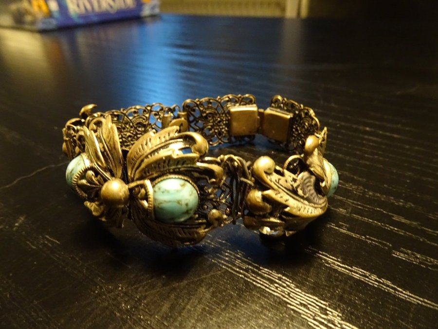 Ett armband i steampunk stil och ett halsband med nalle