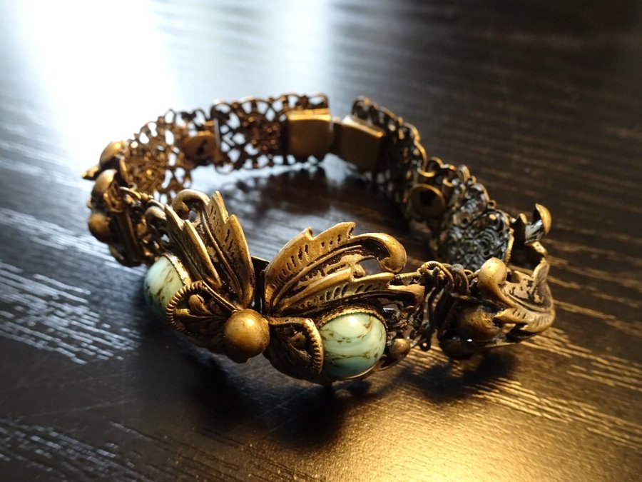 Ett armband i steampunk stil och ett halsband med nalle