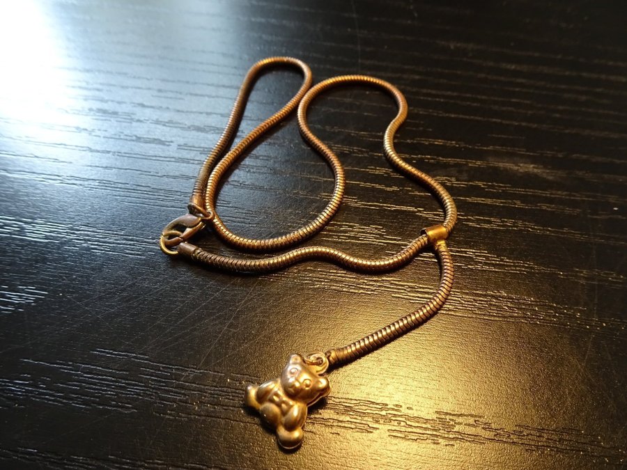 Ett armband i steampunk stil och ett halsband med nalle