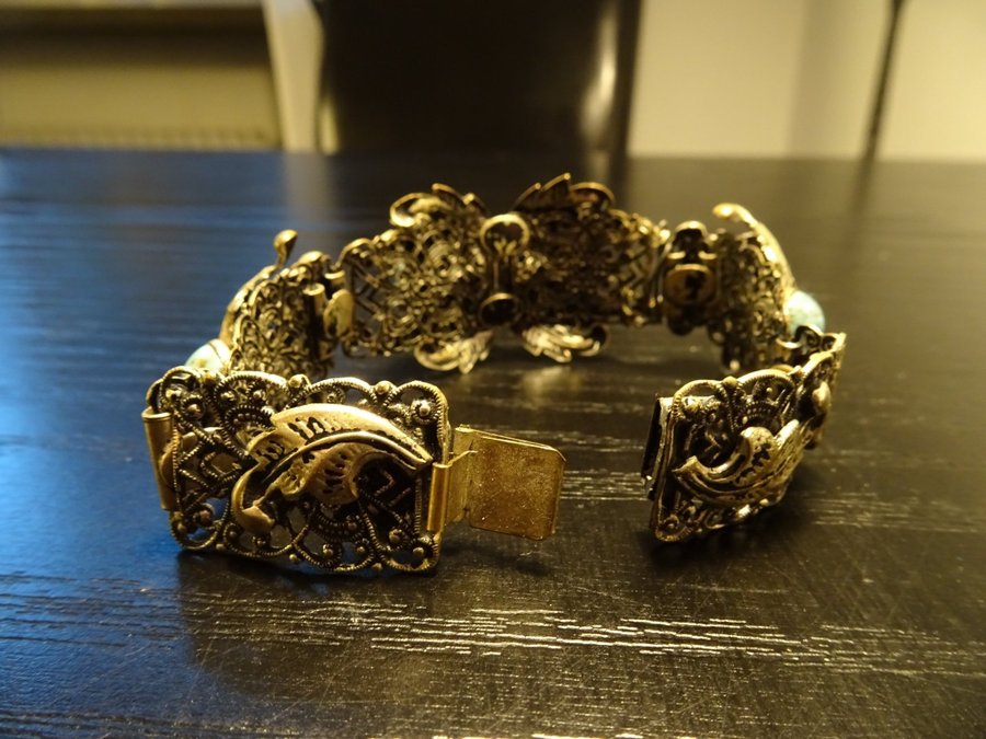 Ett armband i steampunk stil och ett halsband med nalle