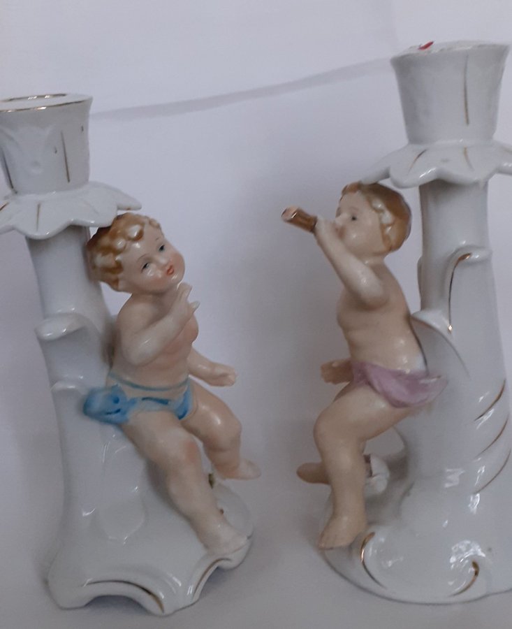 Paret antika ljusstakar med skulptur av 2 bibliska pojk-änglar / keruber