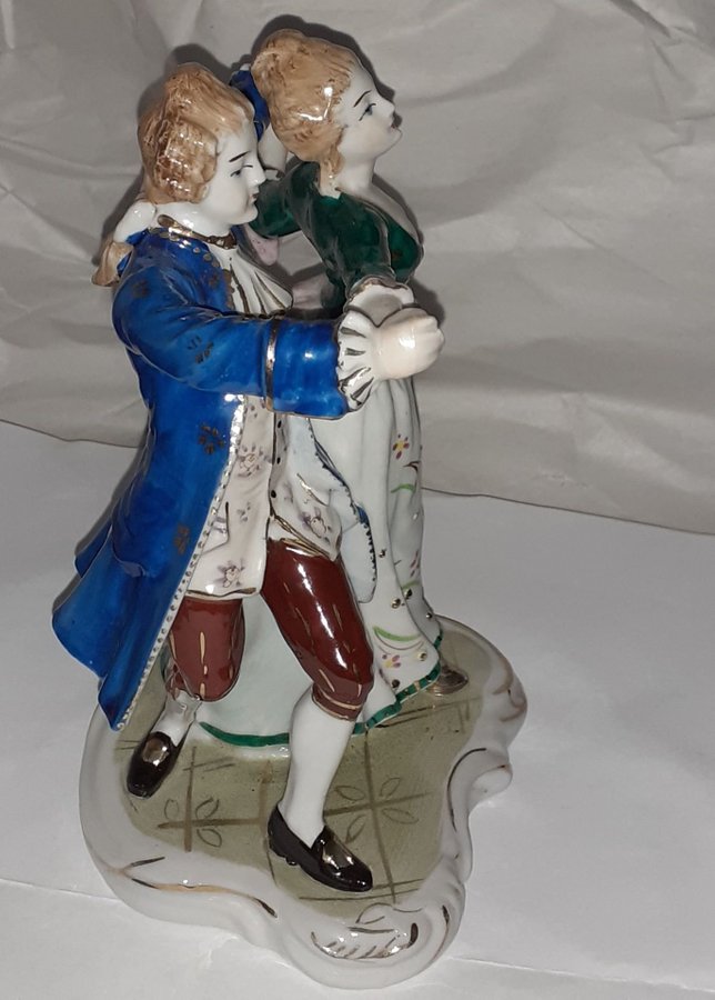 Skulpturen av ett dansande par i 1700-tals kläder Porslin