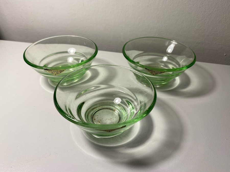 3 små skålar - uranglas uran grönt glas uranium glas - antik vintage