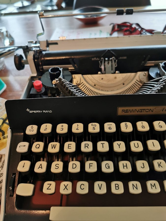 Vintage Remington Monarch-1~portable typewriter~1968~