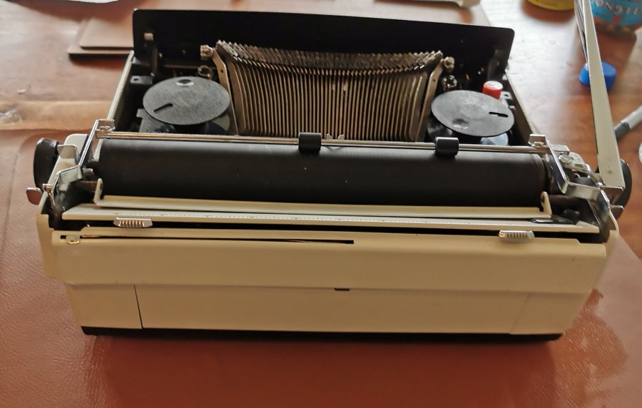 Vintage Remington Monarch-1~portable typewriter~1968~