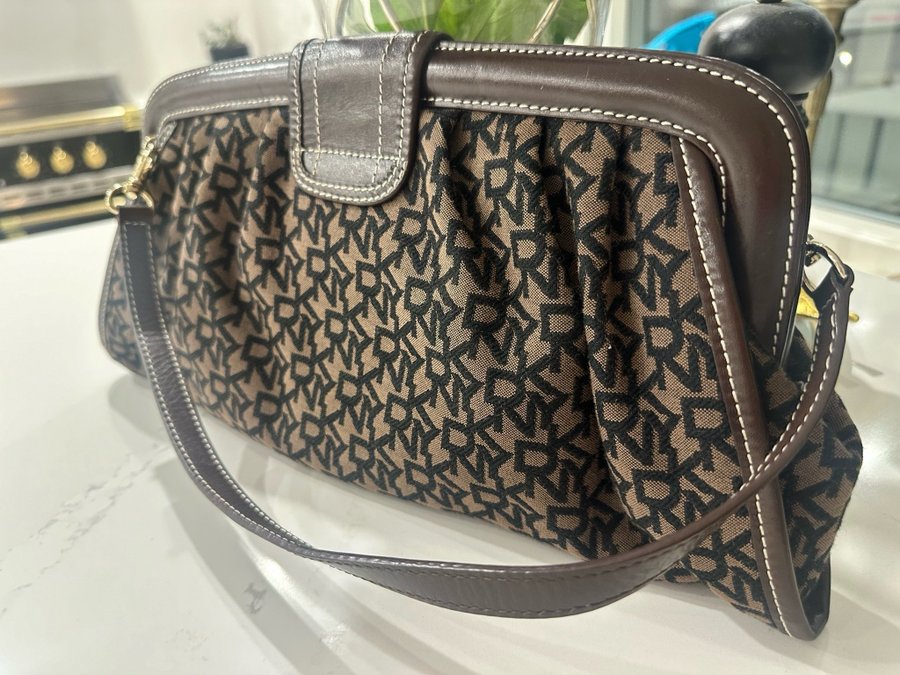 DKNY clutch väska