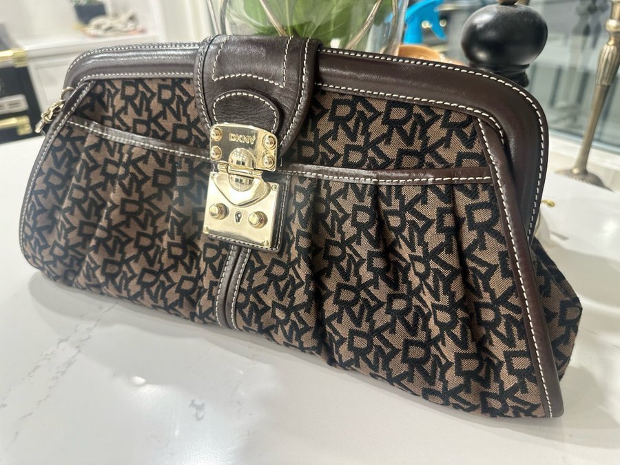 DKNY clutch väska