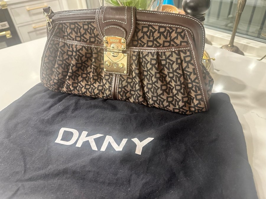 DKNY clutch väska