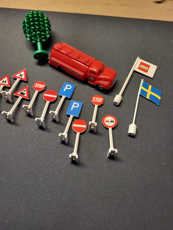 LEGO vintage Vejskilte og Tilbehør skilte Esso benzin truck 2 x flag