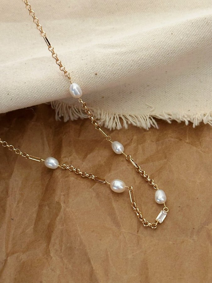 Halsband i 18K guldpläterad med pärlor och strasslänkar