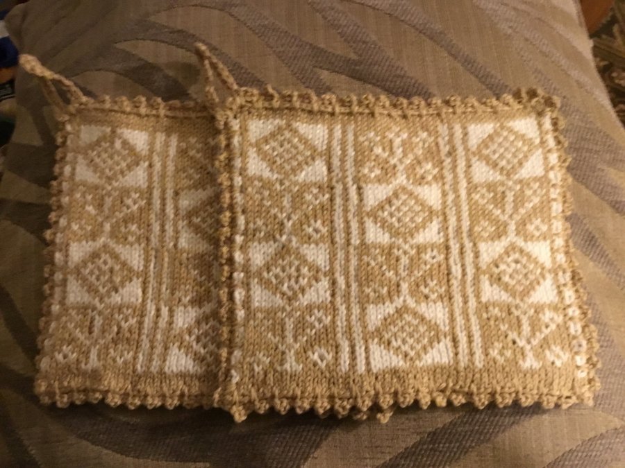 2 st Grytlappar handstickade dubbla i hallandsmönster 18x16 cm Beige färg