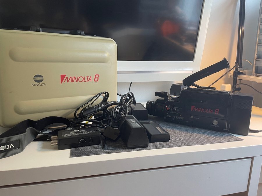 MINOLTA retro videokamera 8200E massor med tillbehör orginal väska