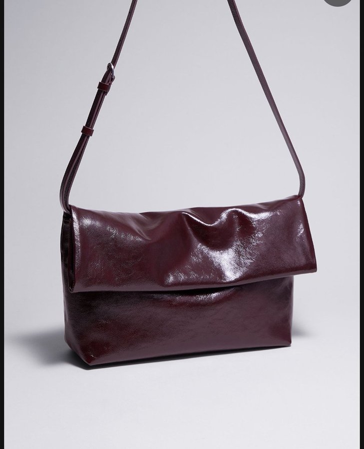 1300:-  OTHER STORIES handväska clutch i 100% lackad skinn läder vinröd