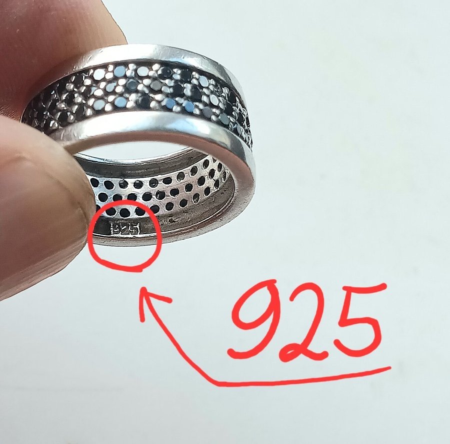 Vacker Ring/Tå-Ring Sterling Silver Massor Av Svarta Kristaller 684 GRAM 17mm Ø