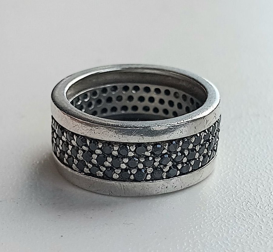 Vacker Ring/Tå-Ring Sterling Silver Massor Av Svarta Kristaller 684 GRAM 17mm Ø