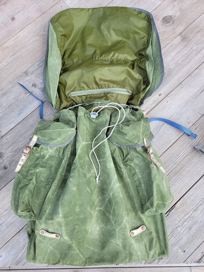 Vintage grön Fjällräven vandringsryggsäck med ram och avlastningsbälte retro
