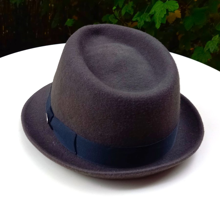 An iconic genuine classic mid-century MAYSER TROY Fedora felt hat unisex