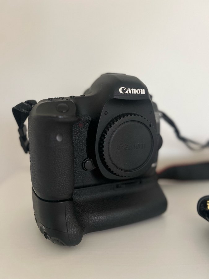 Canon EOS 5D Mark III med BG-E11 batterigrepp 2 batterier samt laddare