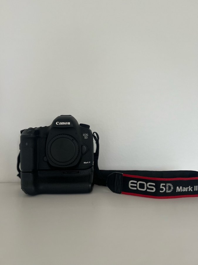 Canon EOS 5D Mark III med BG-E11 batterigrepp 2 batterier samt laddare