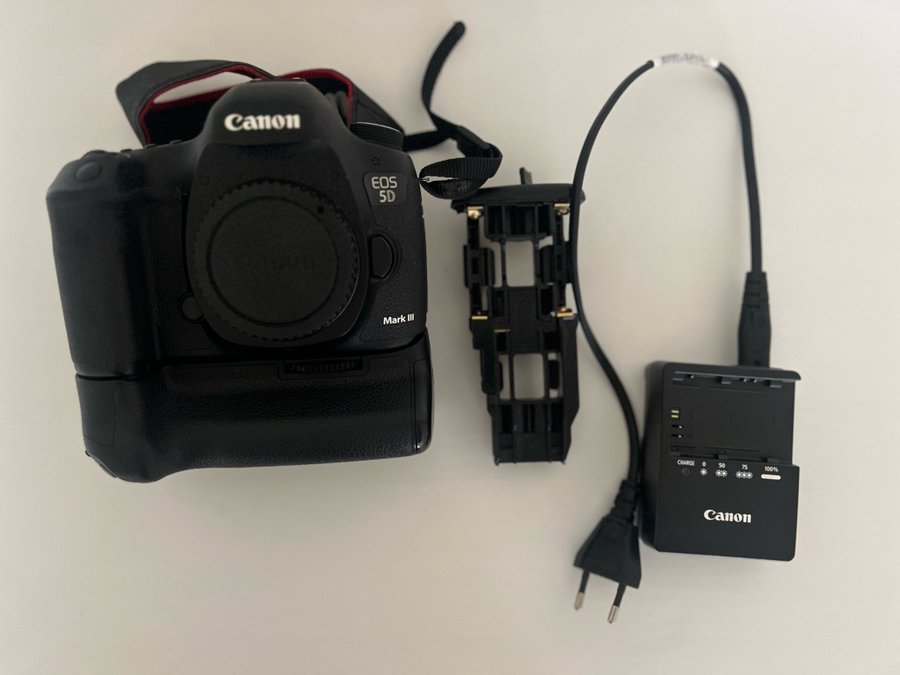 Canon EOS 5D Mark III med BG-E11 batterigrepp 2 batterier samt laddare