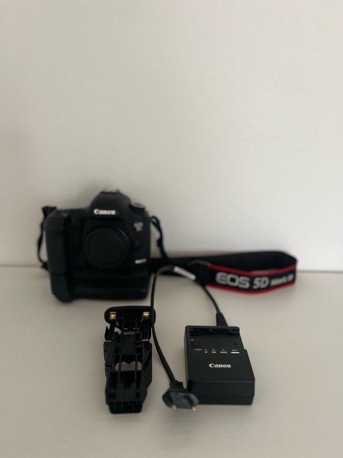 Canon EOS 5D Mark III med BG-E11 batterigrepp 2 batterier samt laddare