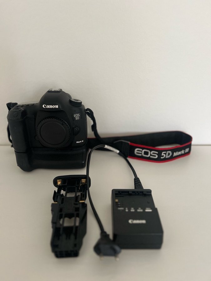 Canon EOS 5D Mark III med BG-E11 batterigrepp 2 batterier samt laddare