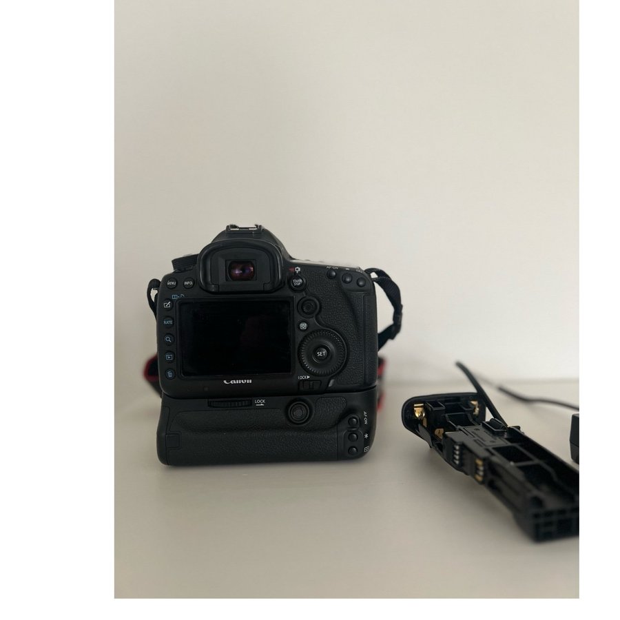 Canon EOS 5D Mark III med BG-E11 batterigrepp 2 batterier samt laddare