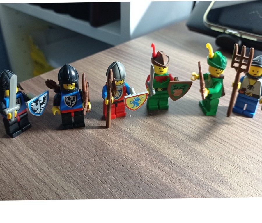 LEGO 6103 Castle mini figures