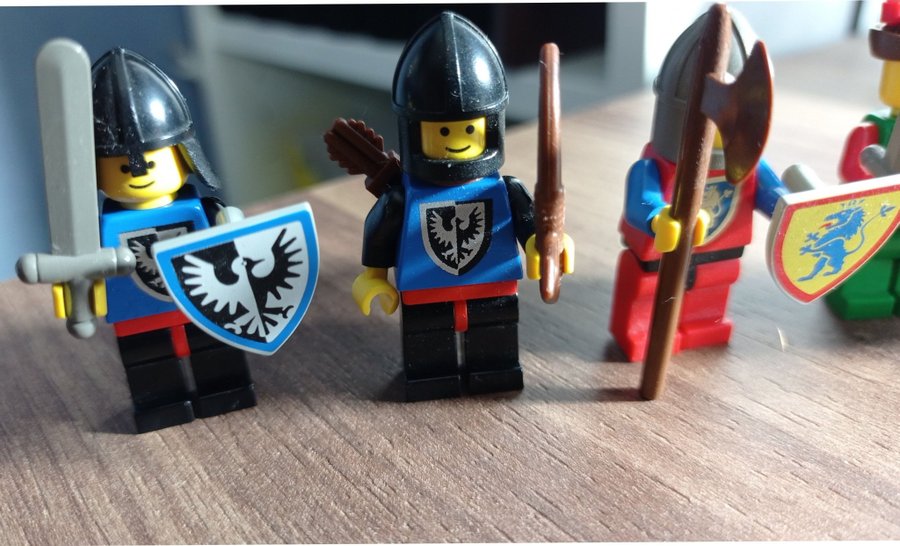 LEGO 6103 Castle mini figures