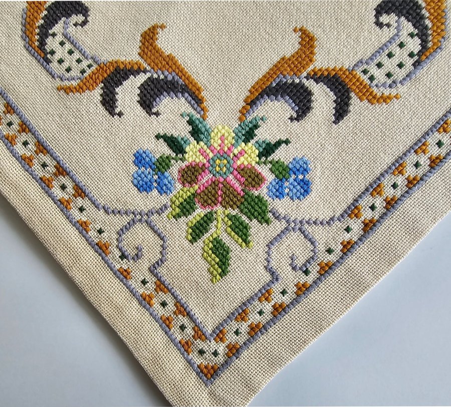 Handbroderad duk med små korsstygn 445×455 cm